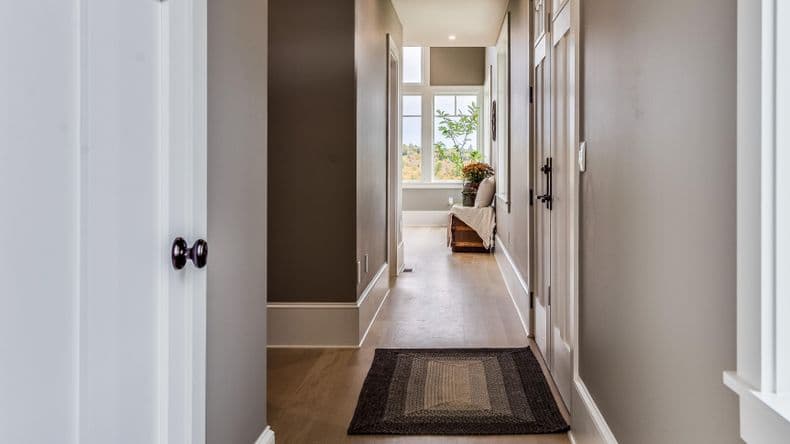 Ni cuadros ni plantas: las tendencias en decoración que se imponen para 2026 en pasillos estrechos y oscuros
