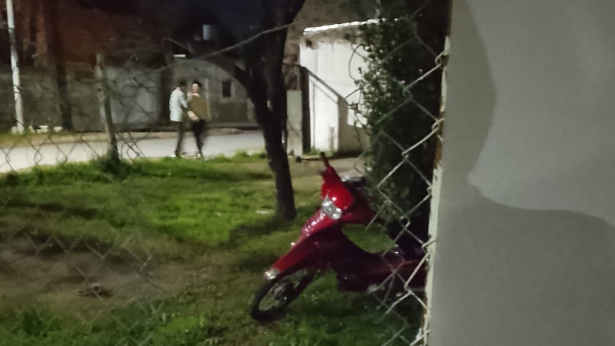 Un vecino persiguió y redujo a un ladrón que intentaba robarle la moto en barrio Güemes