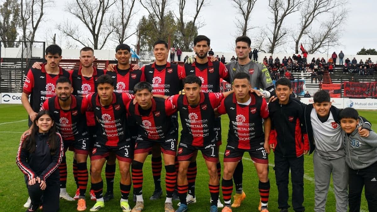 Douglas busca un triunfo que lo relance en el Torneo Federal A