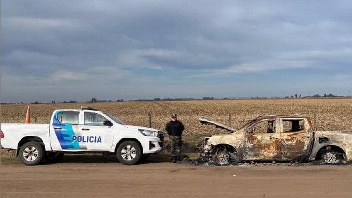 Hallan en Rojas una Nissan Frontier incendiada con pedido de secuestro por hurto agravado