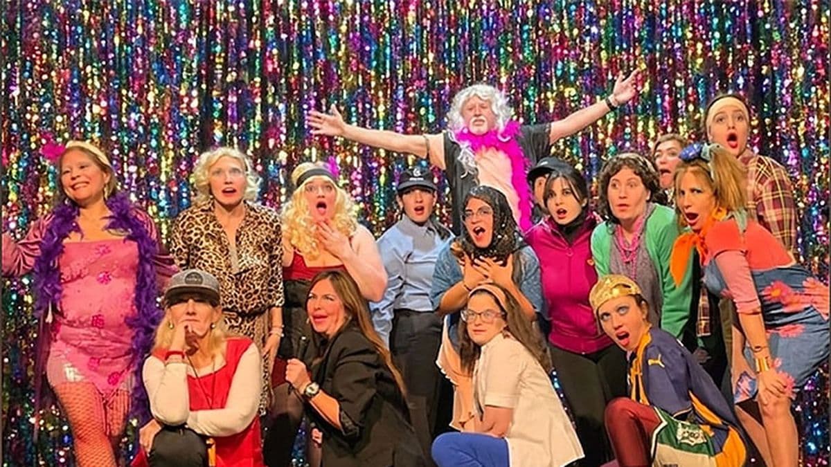 Entre el humor y el absurdo, Descabellada debutó con éxito y anuncia otra función