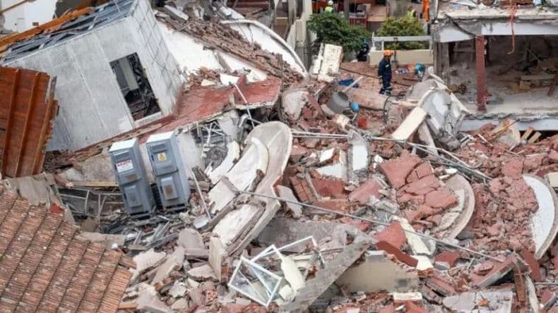 Un rescatista de Pergamino trabaja en la búsqueda de personas tras el derrumbe en Villa Gesell