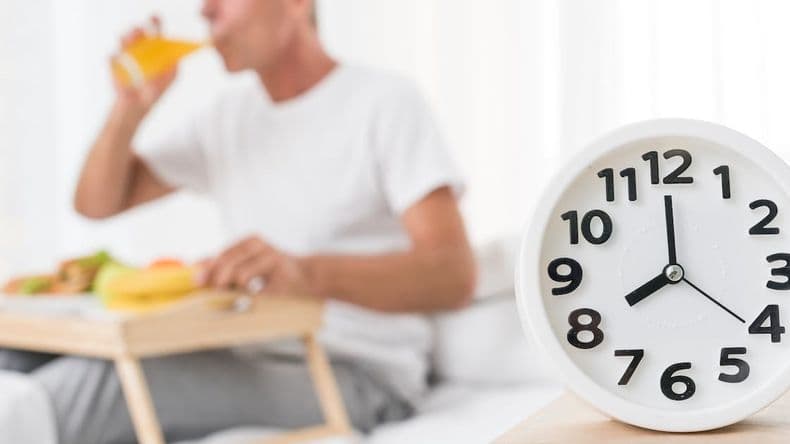 Desayunar y cenar temprano son hábitos que favorecen la salud cardiovascular, según la ciencia