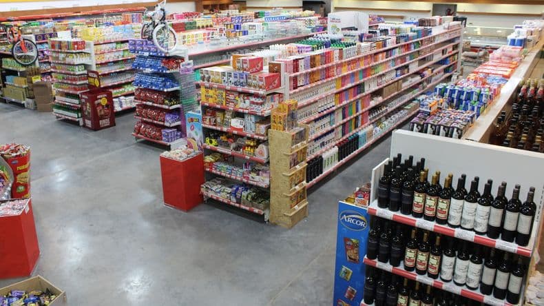 El nuevo supermercado está instalado en un amplio salón ubicado en una zona estr