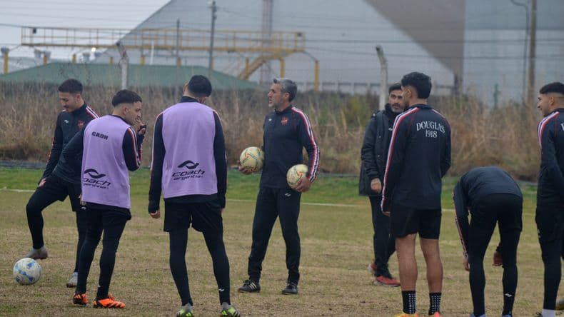 Aranda supervisó la intensa jornada de trabajo físico y táctico.