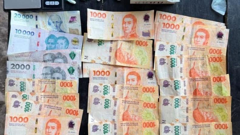 Drogas y dinero secuestrado en el allanamiento en la casa del sospechoso del rob