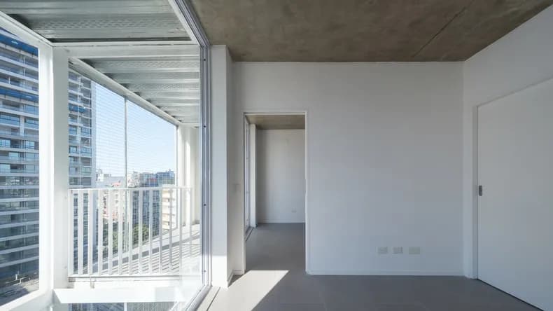El edificio cuenta con 13 pisos: una planta baja donde se desarrolla el hall de 