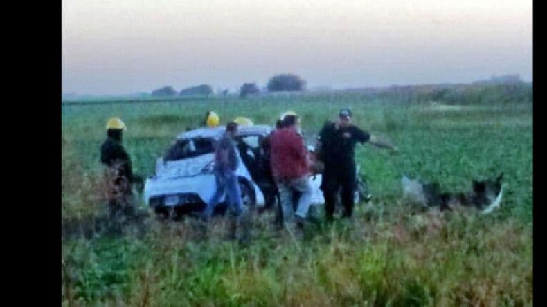 Despiste y vuelco de un auto en la curva de acceso a la localidad de Pinzón
