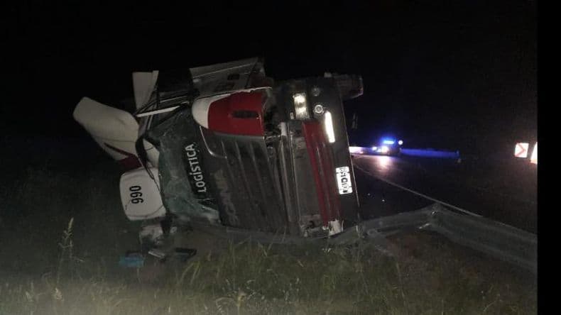 Varios animales muertos tras volcar un camión en el acceso a Fontezuela