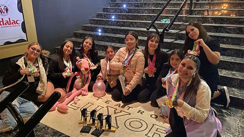 Las integrantes de Lumiere Estudio de Danzas ostentan sus numerosas medallas obt