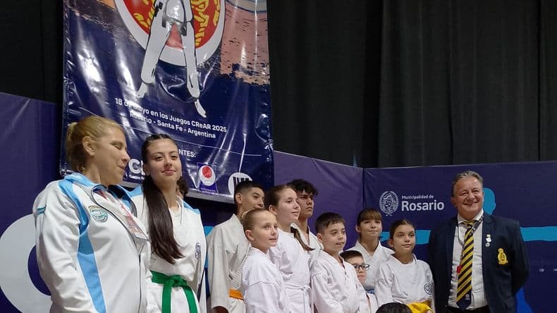 Toda la delegación del Centro Karate-Do San Nicolás, junto a los instructores, q