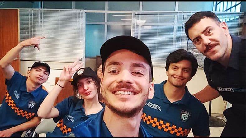 El joven pergaminense junto a Martín Garabal y otros figurantes de la segunda te