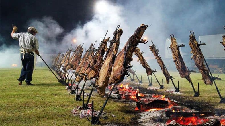 El asado a la estaca, preparado por expertos asadores, volverá a ser la gran ved