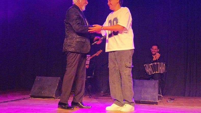 Una noche de tango y revelación en Pergamino: Franco Torqui brilló junto a Raúl Lavié