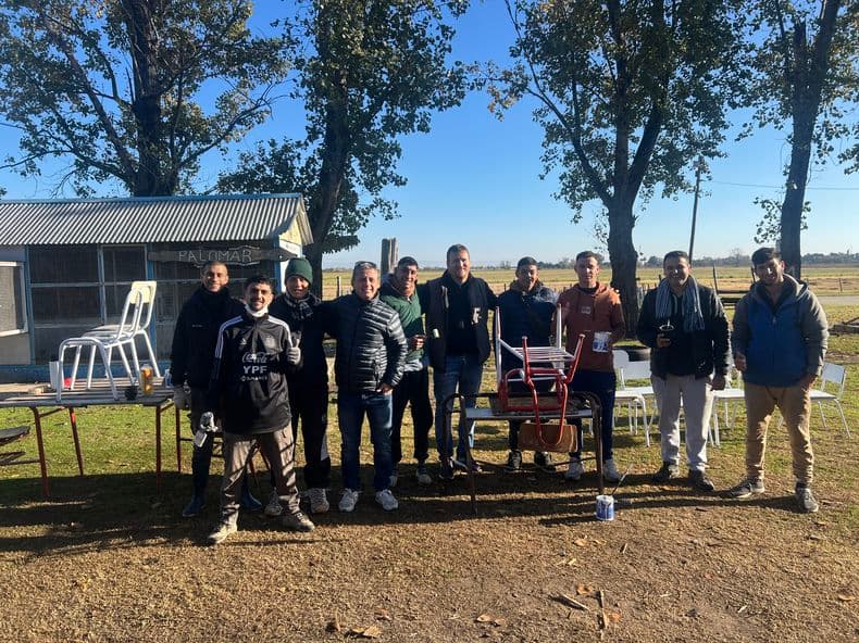 Un taller con propósito: jóvenes de la Granja San Camilo restauran mobiliario escolar