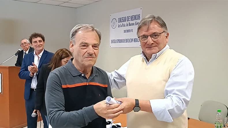 Héctor Juan Manuel Garasa, de Pergamino, al recibir la distinción.