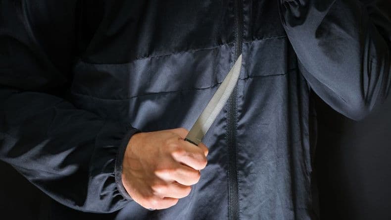Un convicto, con libertad condicional por un homicidio, intimidó a la hermana con un cuchillo y quedó preso