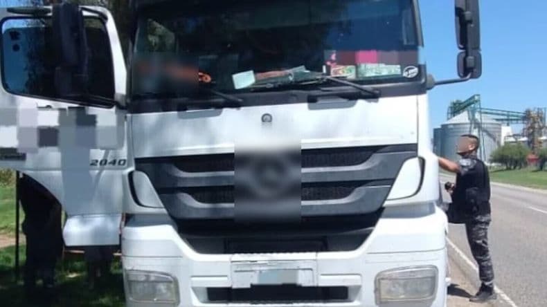 A un camionero lo distrajo una mujer pidiéndole agua y le hurtaron el teléfono celular
