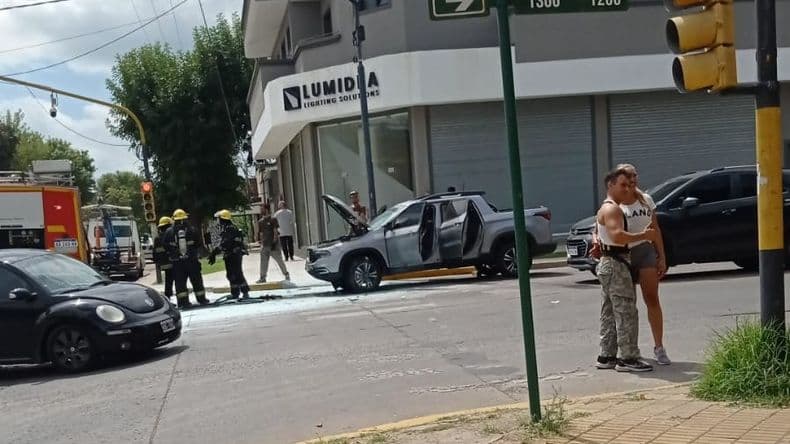 Incendio de un vehículo en Colón y Alsina generó alarma ente automovilistas y transeúntes