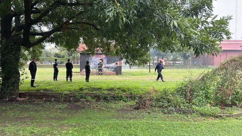 Principio de incendio en el parque España: controlaron las llamas sobre una antigua casilla ferroviaria
