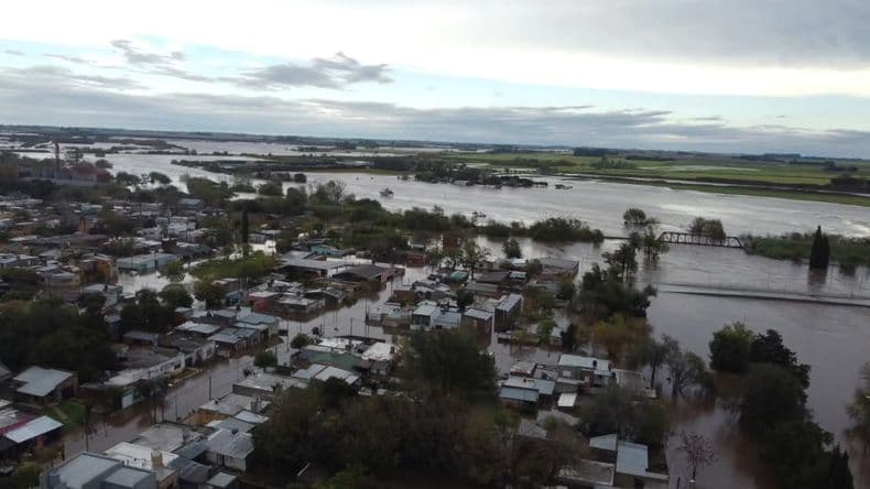 El agua retrocede, pero el drama continúa: Salto y Arrecifes comienzan a reconstruirse tras la peor inundación