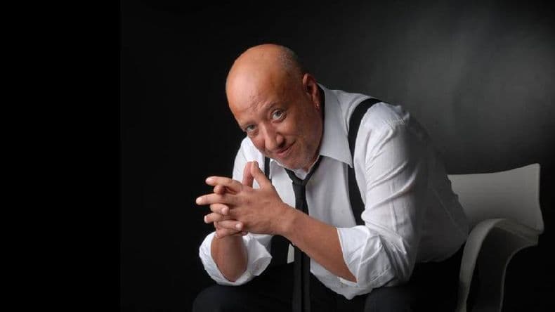 Javier Sidotti  canta en Strike