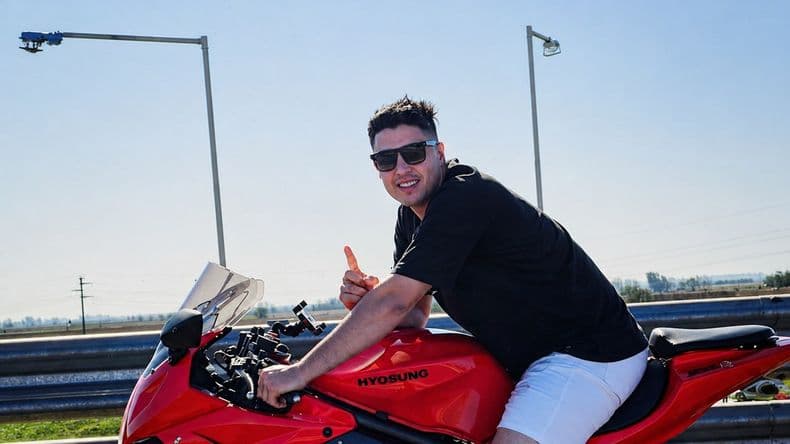 Piden cadena de oraciones por el joven motociclista gravemente lesionado al chocar contra un utilitario