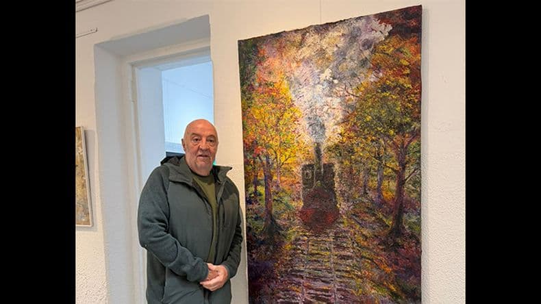 Jorge Costa, perteneciente a la Escuela de Rancagua, junto a su obra El tren del