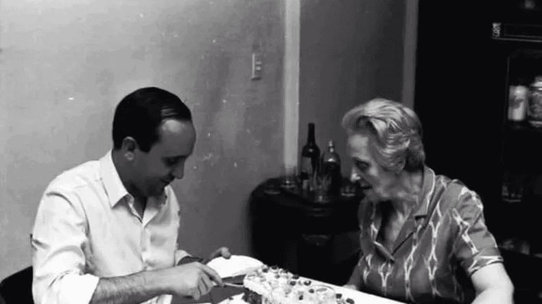 Jorge Bergoglio junto a su madre, Regina María Sívori, compartiendo un pastel.