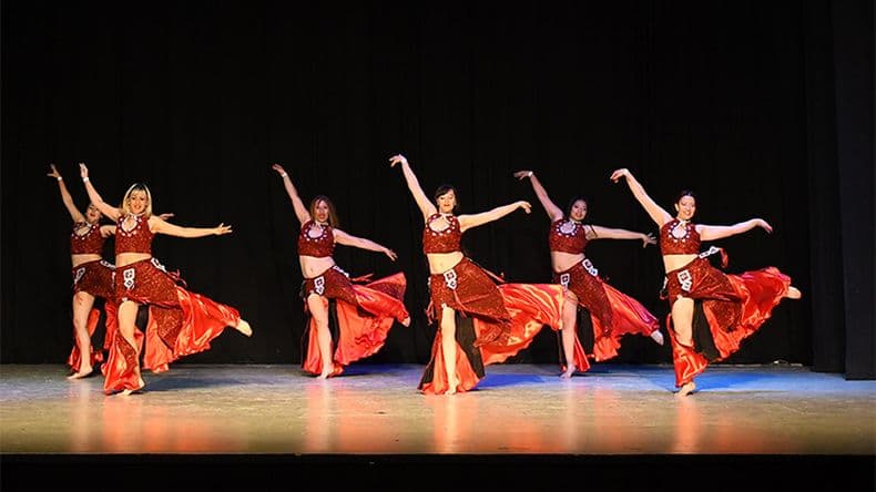 Alumnas del Club Sirio Libanés de Pergamino y del grupo Wardeh Al Lubnan brillar