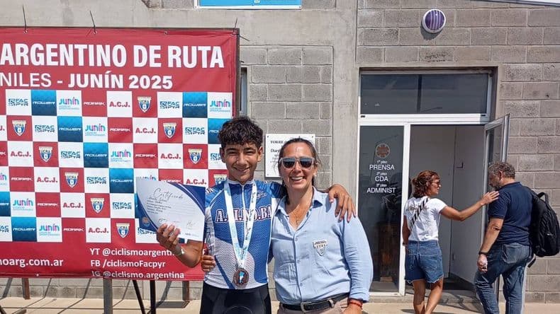 Juliano Almeida con la comisaria deportiva pergaminense Catalina Mandarino.