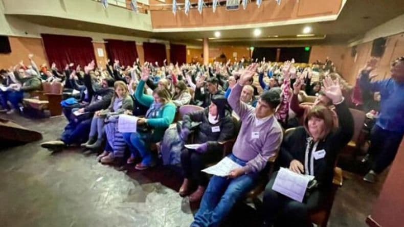Kicillof cerró con docentes y judiciales y se anotó tres acuerdos salariales antes de las Paso