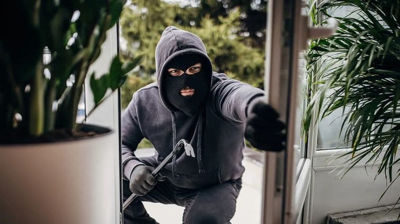Lastimó al ladrón que intentó irrumpir violentamente en la casa con el afán de robarle pertenencias