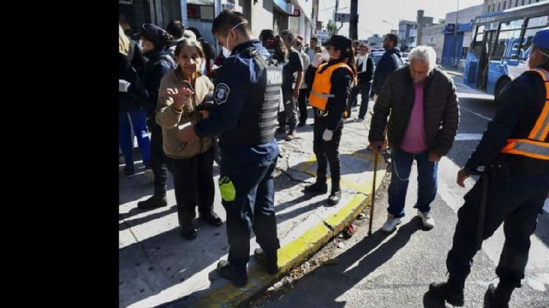 Jubilados y pensionados bonaerenses cobran desde el jueves 28 los haberes de mayo