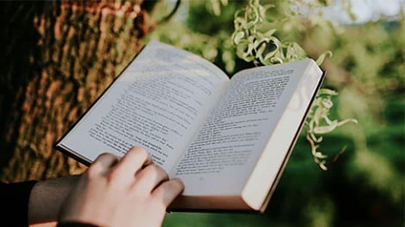 El Grupo Literario Hojarasca celebra la llegada de la primavera con poesía y tradición