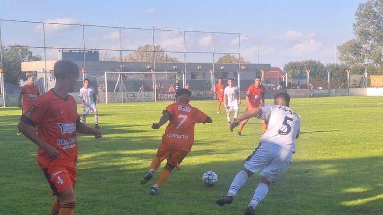 Fútbol: Regatas de San Nicolás sigue firme en la punta del Apertura de la Liga Nicoleña