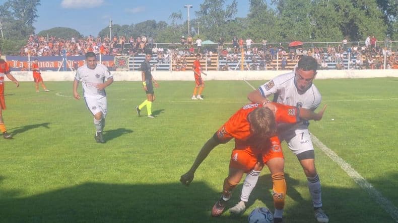 Regatas San Nicolás se quedó con uno de los clásicos de la Liga Nicoleña de Fútb