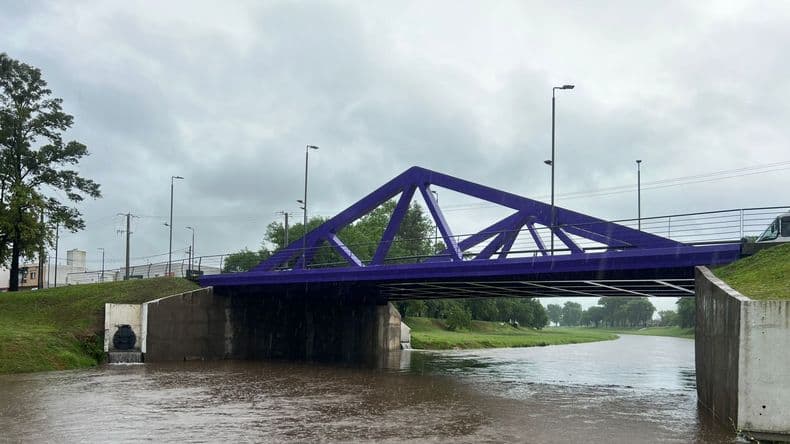El Arroyo Pergamino a la altura del puente de las avenidas Colón e Intendente Il