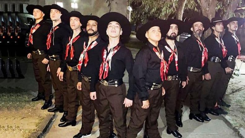 Los varones, preparados para salir a escena.