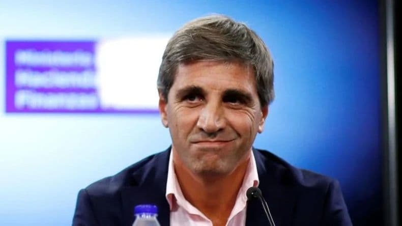Luis Caputo anunció "facilidades" para la importación de telas e indumentaria a nuestro país