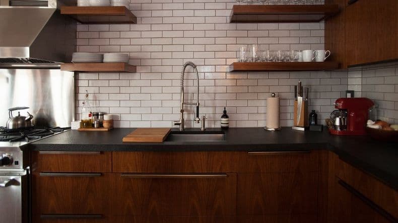 La madera oscura como la teca, el nogal o la caoba son tendencia en 2026.