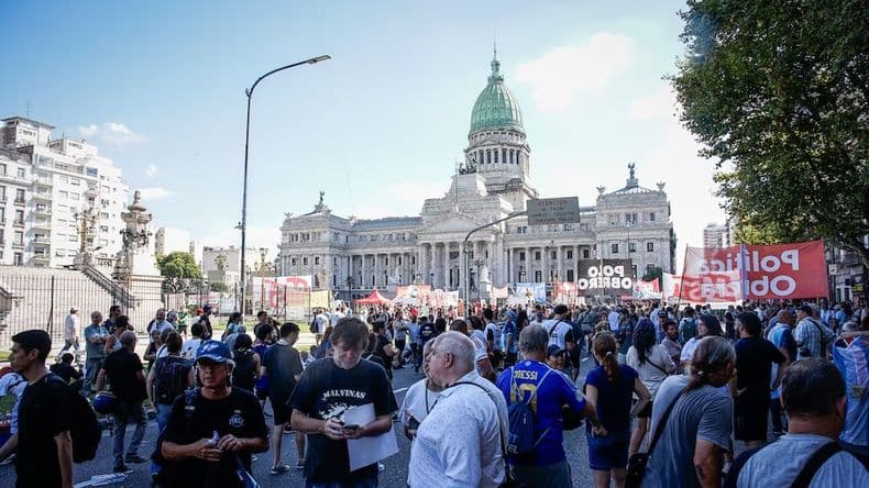 Marcha de jubilados: llegan las primeras columnas de manifestantes y hay un fuerte vallado alrededor del Congreso