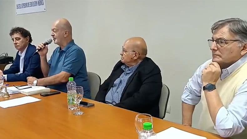 El Dr. Jorge Lusardi y parte de la mesa directiva que presidió el acto.