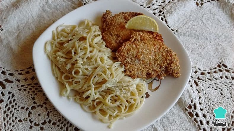 Milanesa con fideos, el plato de moda: ¿rescate nostálgico o exceso sin sentido?