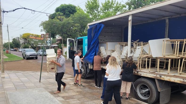 El mobiliario escolar arribó al edificio del Jardín de Infantes 926 que tiene nu