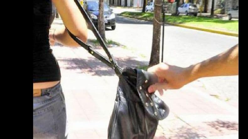 Dos mujeres le robaron a otra la cartera, ayer a la tarde en el radio céntrico