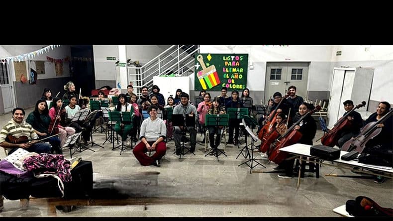La Orquesta Infanto Juvenil Barrio Kennedy en la Peatonal San Nicolás con su clásico de fin de año