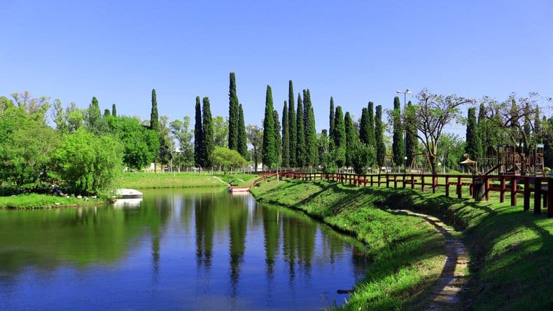 Un gesto para destacar en el Lago del Parque Municipal: sembraron peces como aporte al medioambiente