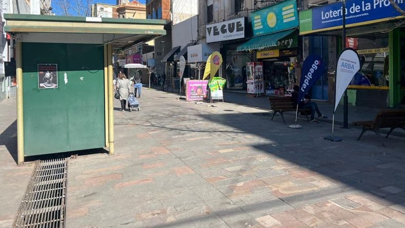 Un exhibicionista realizó obscenidades delante de comerciantes de la Peatonal tras intentar ingresar a locales