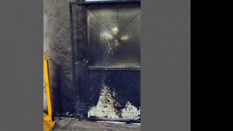 Incendiaron el portón de una empresa